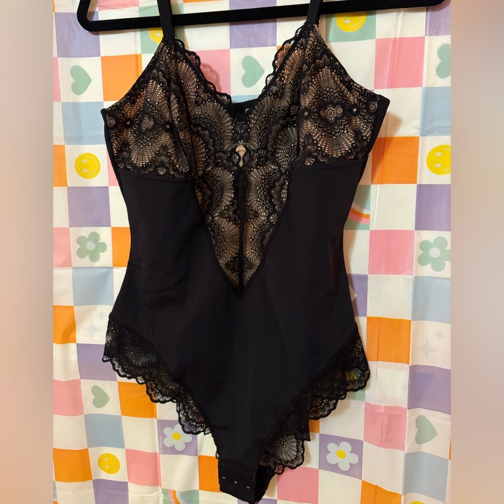 Romantic sculpting Black Lace Bodysuit - Picture 2 of 10